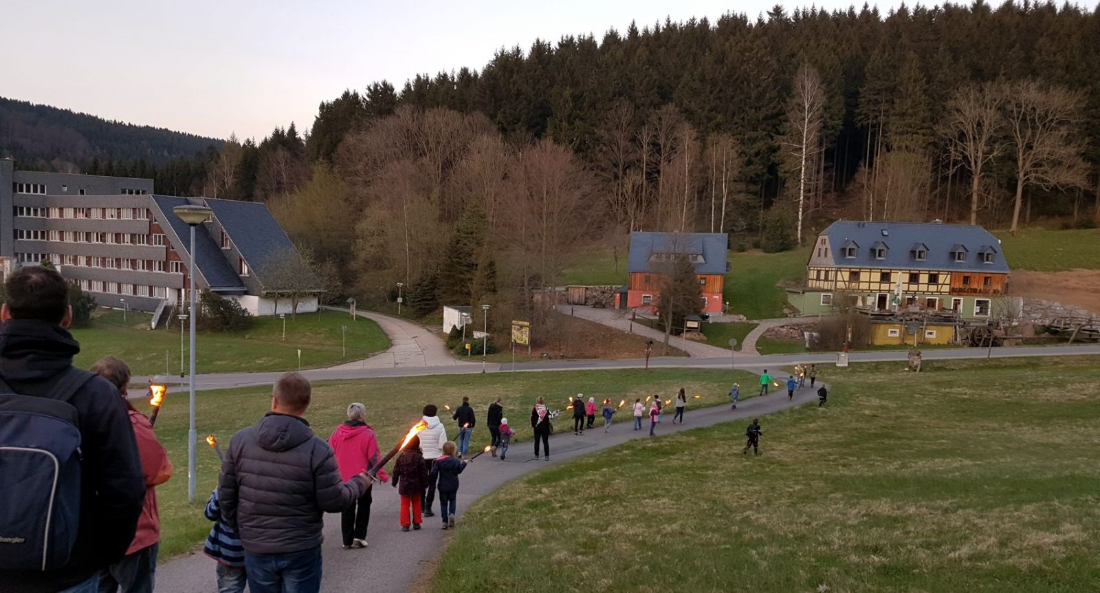 Fackelumzug zum Maibaumstellen in Holzhau
