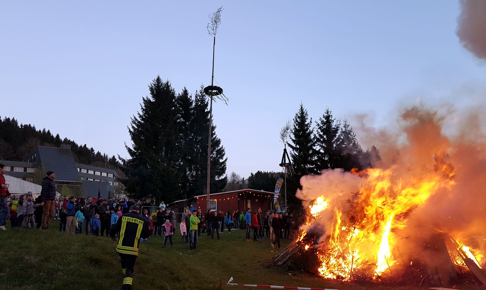 Hexenfeuer zum Holzhauer Maibaumstellen